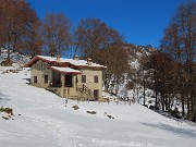 59 Rifugio Monte Zucco (1150 m) con vista sul Monte Zucco